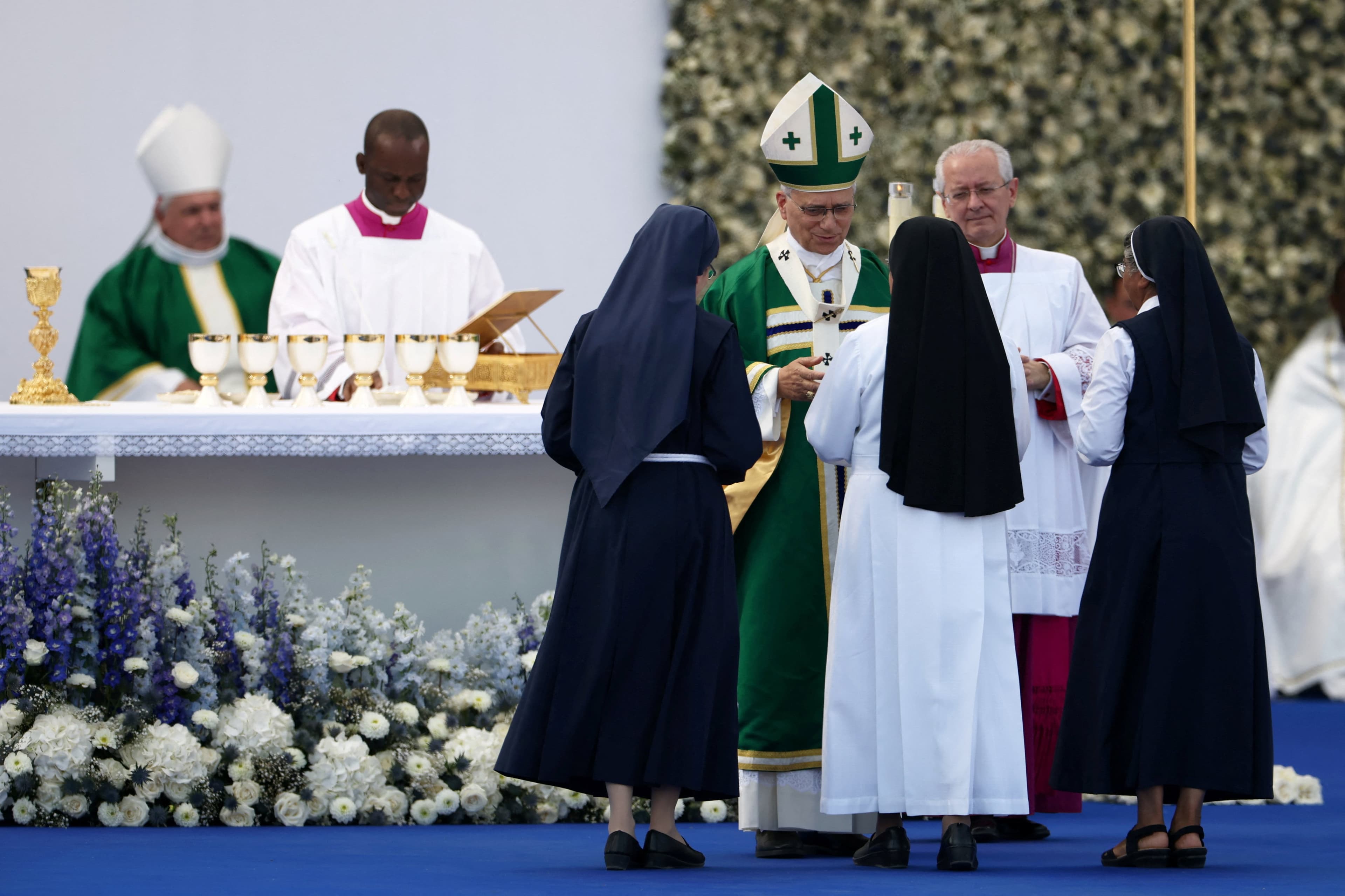 Affluence record, laïcité, politique... : ce que retient la presse internationale de la visite du pape Léon XIV en France