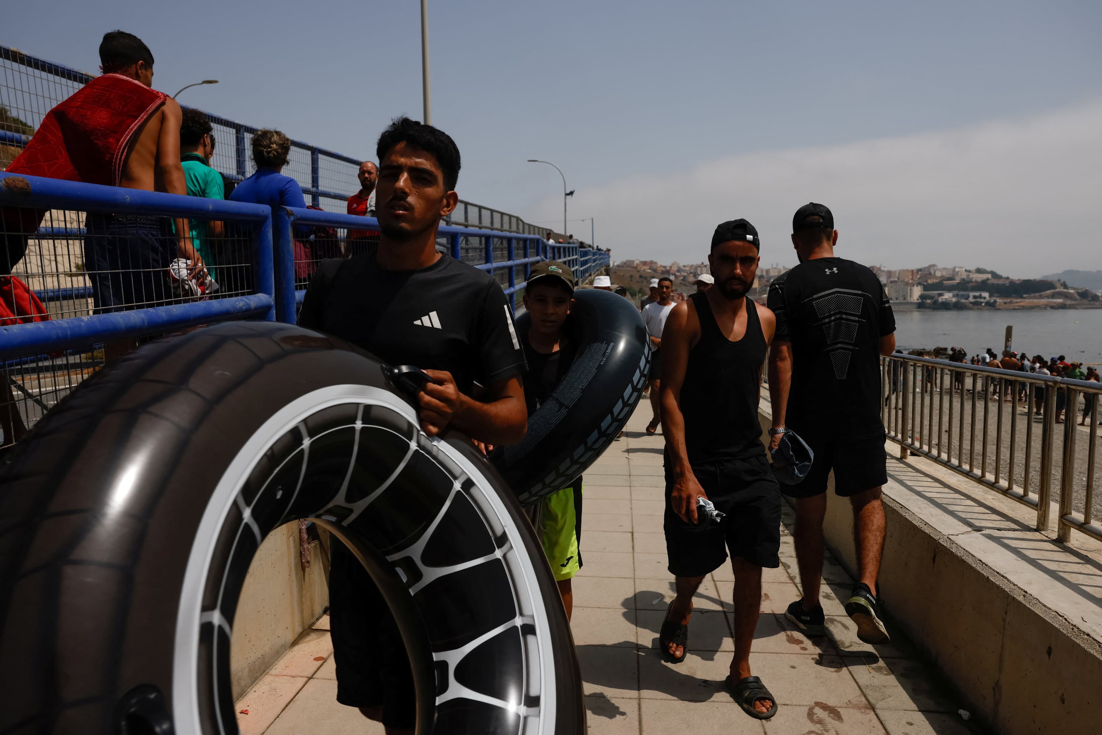Crise des migrants à Ceuta : "Le Maroc envoie un signal à l'Espagne" 