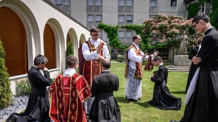 Pourquoi l'Eglise catholique redoute un schisme provoqué par la Fraternité Saint-Pie-X, qui a ordonné des évêques sans l'accord du pape