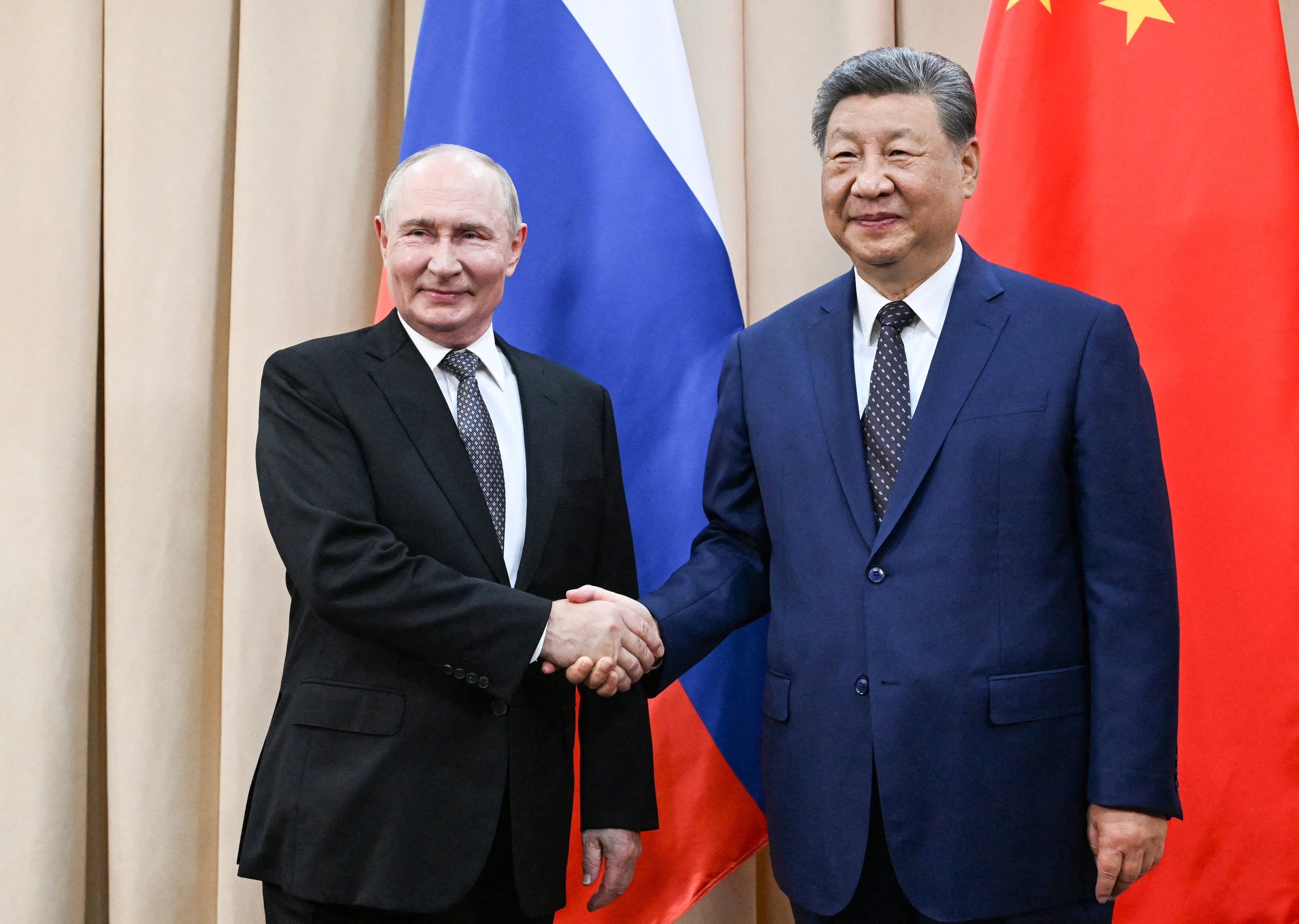 "Un choc des empires est possible" : l'historien Florian Louis analyse la volonté de domination de Poutine, Xi et Trump