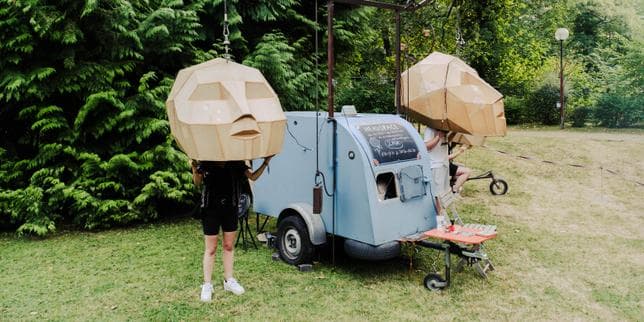 Fragilisés par les aléas climatiques et les difficultés budgétaires, des festivals musicaux diversifient leurs activités pour tenir