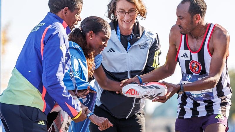 "Elle courait sur une jambe", Tigst Assefa a remporté le marathon de Berlin malgré une rupture du tendon d'Achille