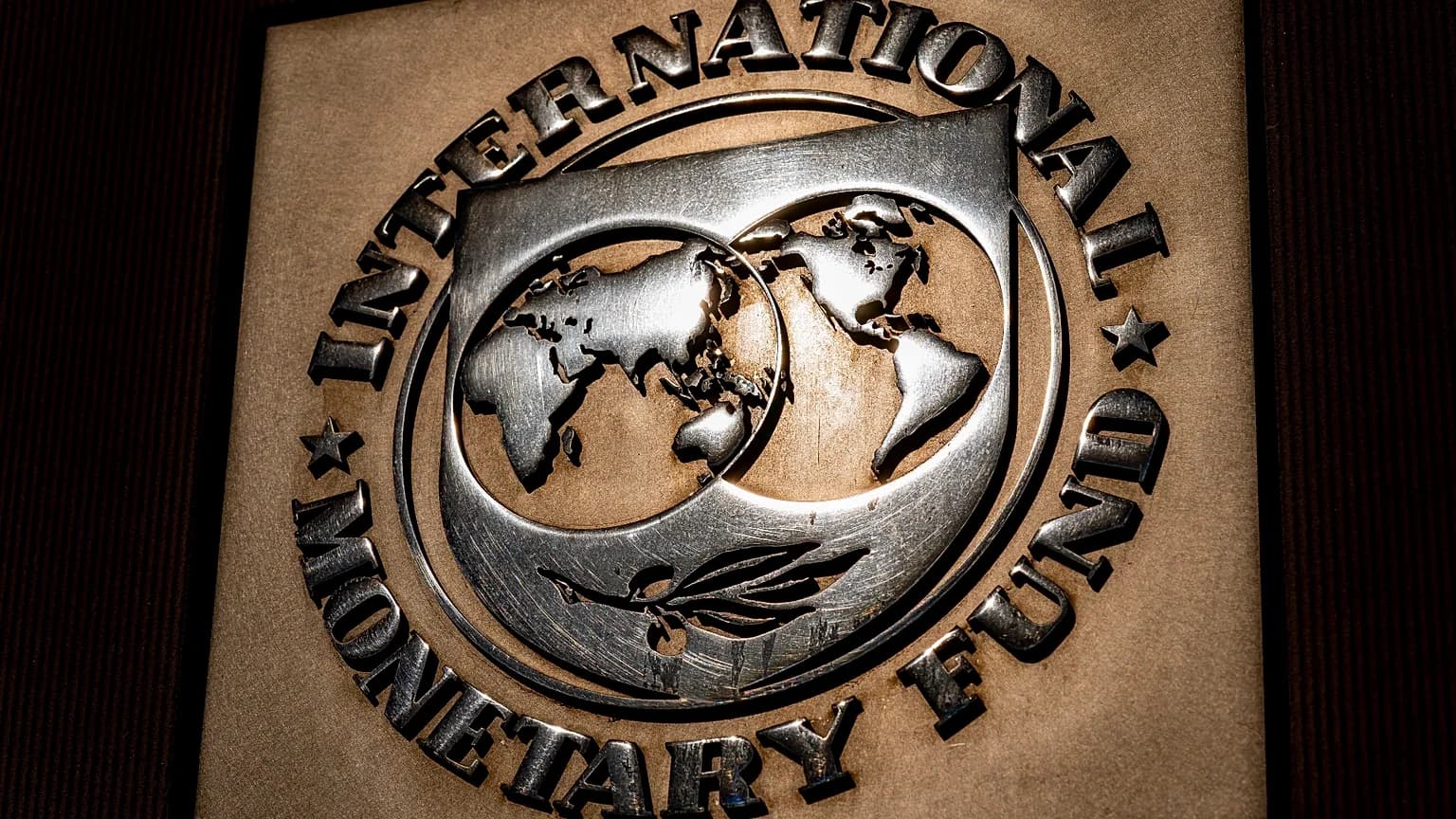 FMI : L'économie mondiale résiste aux chocs mais reste vulnérable. Révision à la hausse des prévisions pour le PIB italien