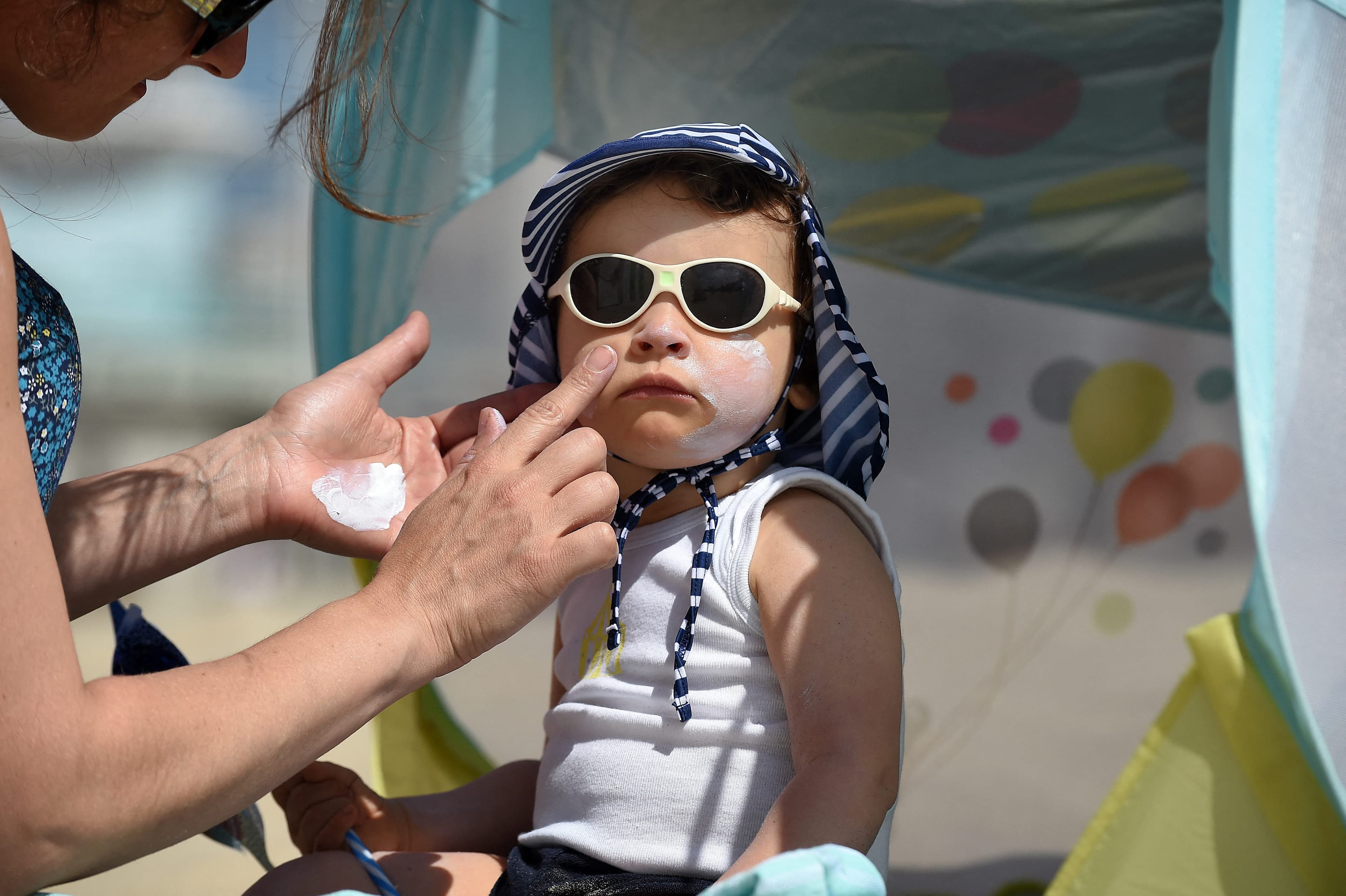 Crèmes solaires, vérités et idées reçues : tout ce qu’il faut savoir pour bien protéger sa peau