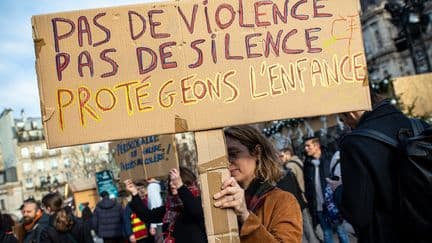 ENQUETE. "On a compris qu'il fallait l'aval des supérieurs" : face au scandale du périscolaire à Paris, des parents toujours sous pression