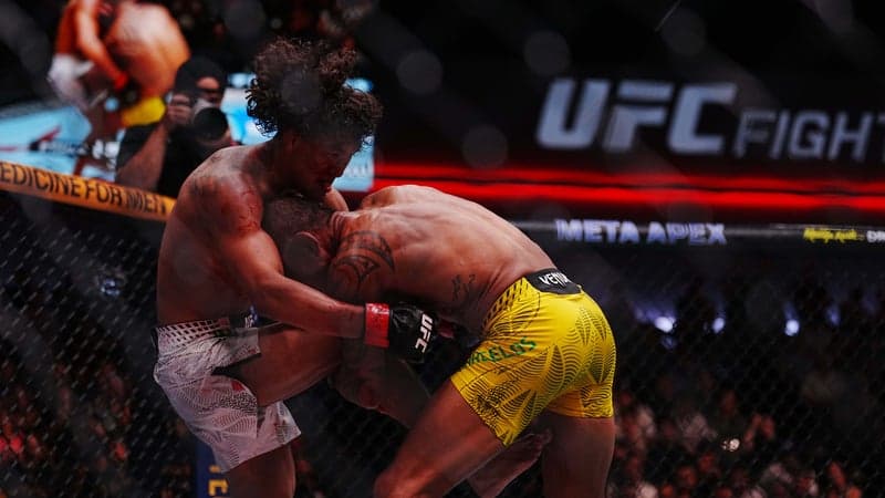 UFC: Barcelos battu par Rosas Jr et transporté à l'hôpital après des images très inquiétantes