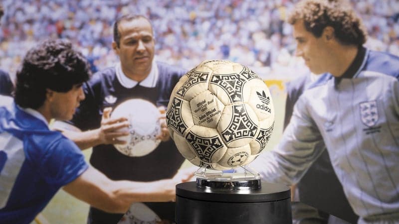 Plusieurs millions d'euros: le ballon de "la main de Dieu" de Maradona vendu aux enchères pour une somme astronomique