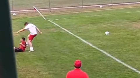 Altercation, coups de pied à la tête: scène choquante lors d'un match de football aux États-Unis