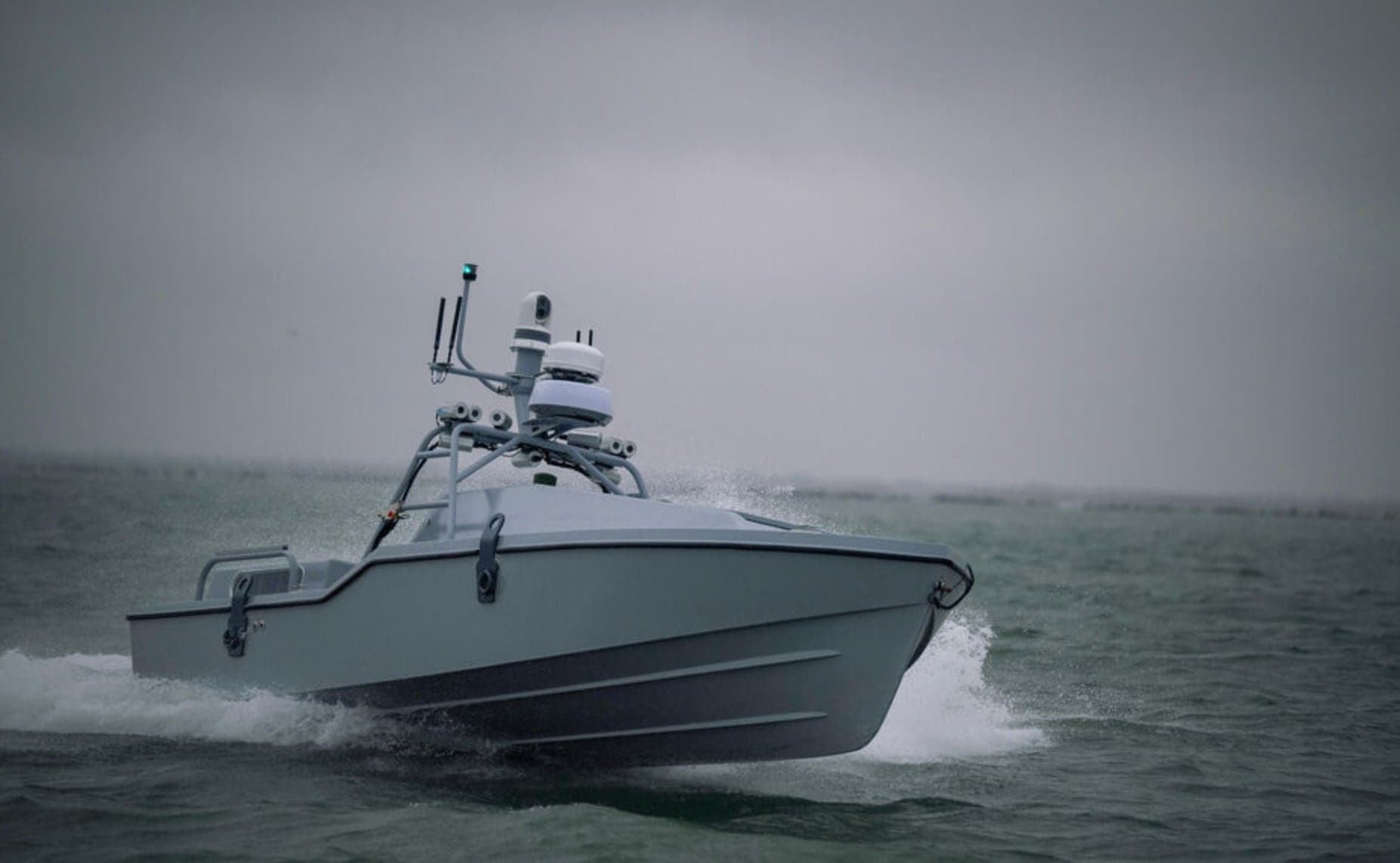 Hélicoptère américain abattu : une audacieuse opération de sauvetage menée par un drone naval