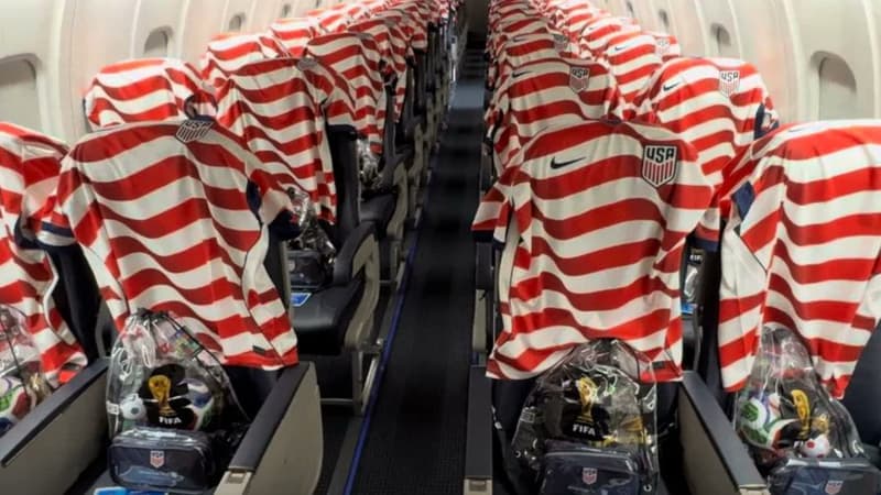 Coupe du monde 2026: maillot de l'équipe, trousse de toilette, produits dérivés... La jolie surprise d'American Airlines à des passagers avant le deuxième match des Etats-Unis