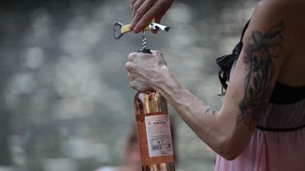 PODCAST. Alcool interdit dans les rues de Paris, le "match des fiertés" et Theodora pro-IA ? Ça dit quoi ce 26 juin ?
