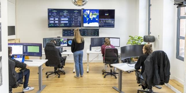 Les Emirats engagent un milliard de dollars dans un projet français d’IA dans l’espace