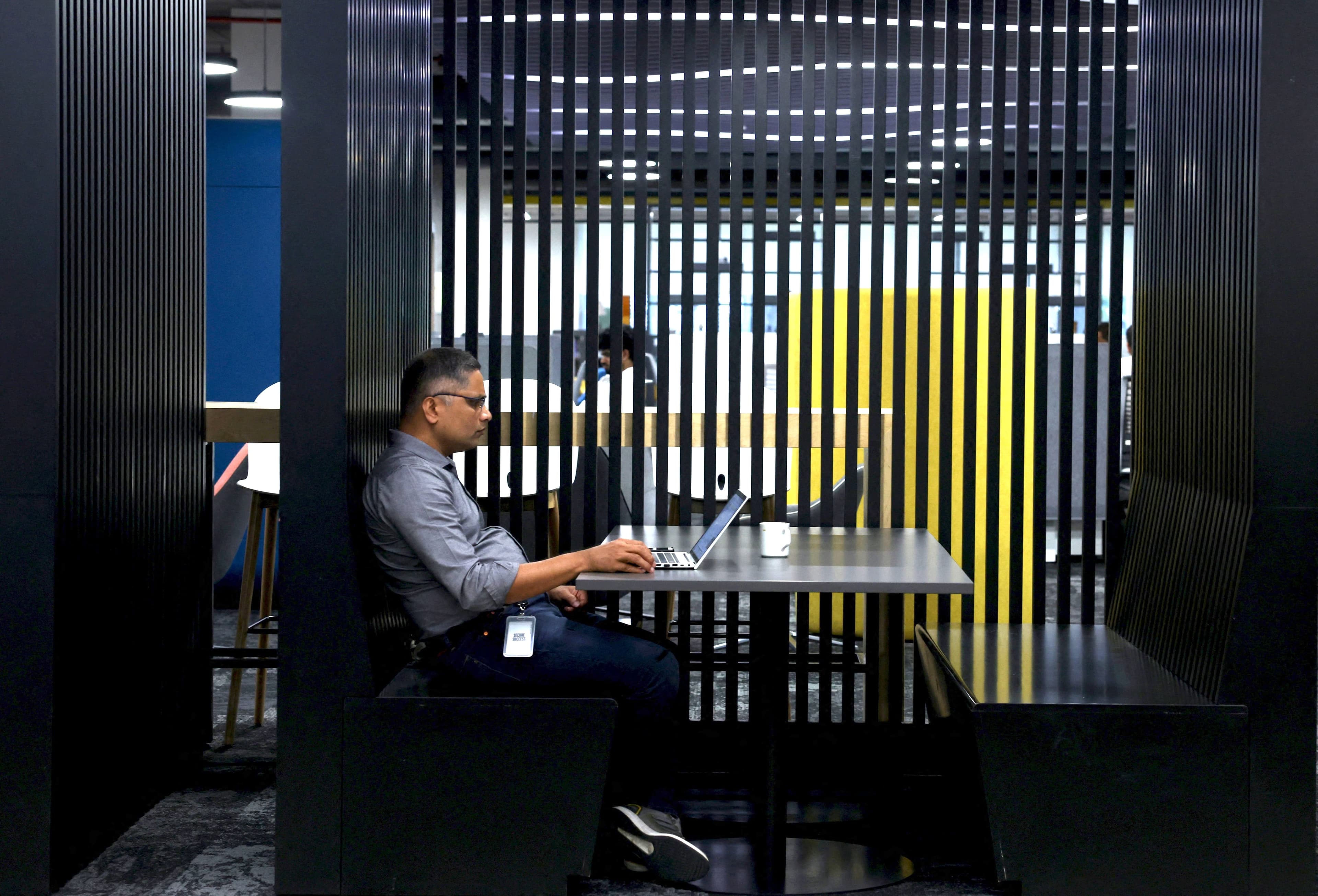 "Ne pas se former a un coût" : face à l'IA, comment les entreprises tentent de s'adapter