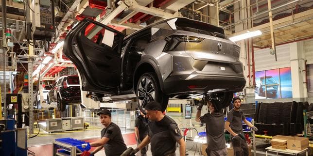 Renault annonce 800 départs volontaires d’ici à 2027 parmi ses ingénieurs en France pour faire face à la concurrence chinoise