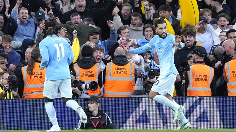 Une célébration qui va devenir culte: Cherki fête son but de folie dans le carton de Manchester City à Liverpool
