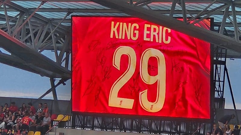 Le Mans-Brest : "King Eric 29", le maillot spécial du Mans offert au coach de Brest en hommage à Éric Roy