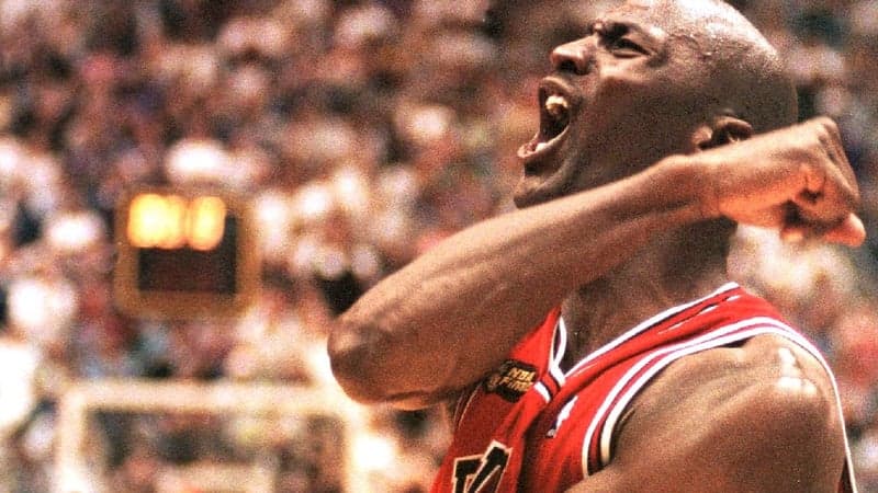 12,5 millions de dollars pour un maillot de "The Last dance": une tunique des Bulls portée par Michael Jordan vendue pour une somme record
