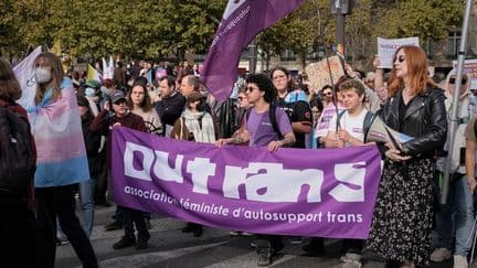 Une plainte déposée contre le consulat américain de Paris, accusé de ne pas renouveler le passeport des personnes trans vivant en France avec leur genre actuel
