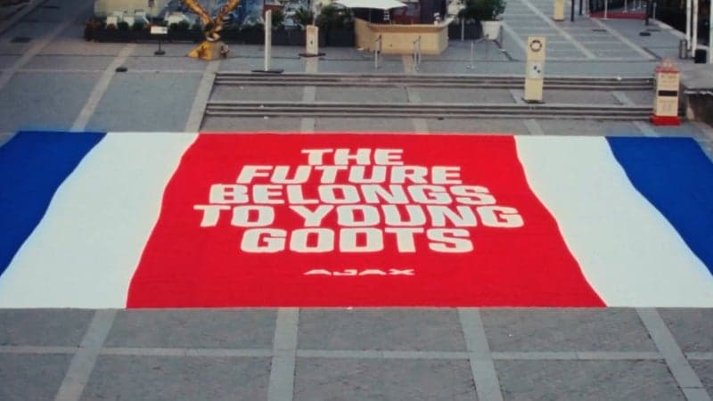 Une bâche aux couleurs du PSG déposée près de la Tour Eiffel: l’hommage très classe de l’Ajax à Mika Godts