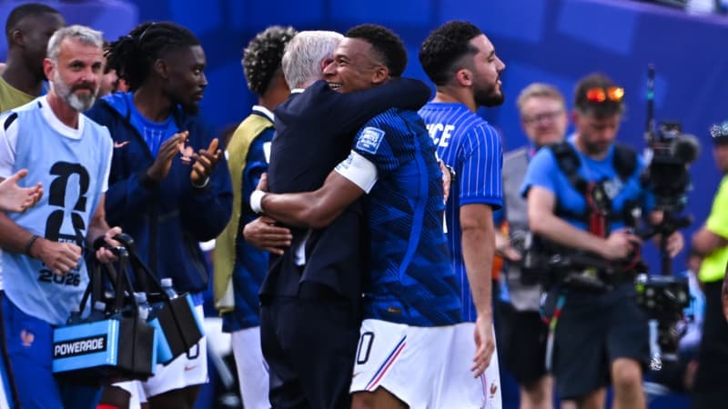 France-Suède: la belle image des Bleus réunis autour de Didier Deschamps après le but de Mbappé