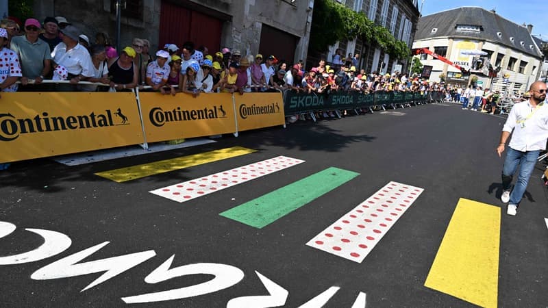 Tour de France: un blessé en urgence absolue après le malaise d'un conducteur, dont la voiture a heurté des barrières à l'arrivée