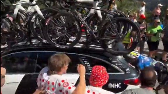 Tour de France 2026: l'image effroyable d'Einer Rubio, qui percute de plein fouet une voiture pendant l'ascension de l'Alpe d'Huez