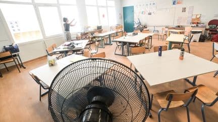 Commencer les cours plus tôt, adapter le calendrier scolaire... Dans les pays chauds, ces solutions ont-elles fait leurs preuves face aux canicules ?
