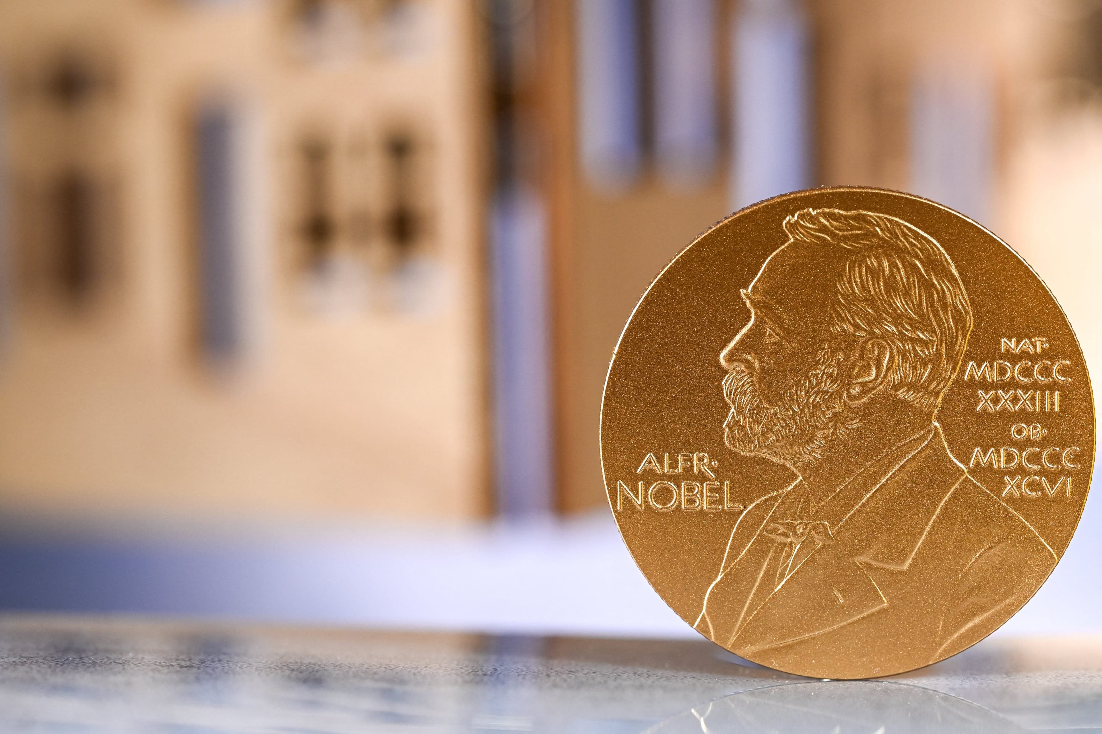 Le prix Nobel d'économie décerné aux Américains Robert E. Hall et Michael Woodford