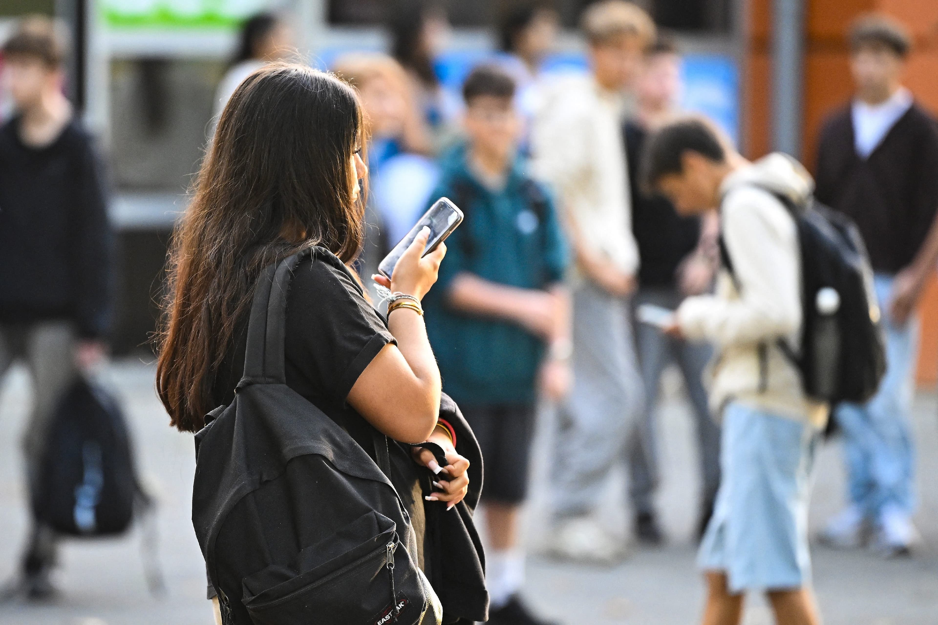 Interdiction des portables au lycée : une mesure à l'efficacité limitée