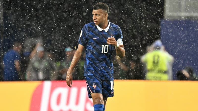 France-Irak: pourquoi Kylian Mbappé a houspillé les techniciens qui nettoyaient la pelouse après le déluge