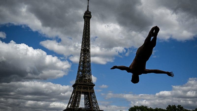 A 20 mètres au-dessus de la Seine face à la Tour Eiffel, l’incroyable cadre du plongeon haut vol