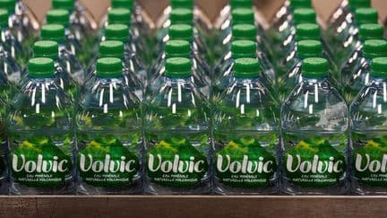 Volvic jugée coupable de "pratiques commerciales trompeuses" avec des bouteilles pas "100% recyclables"