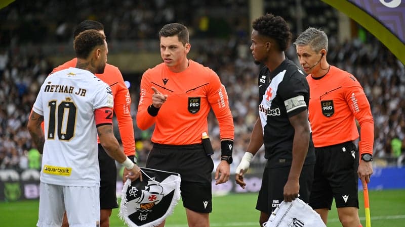 Brésil: Thiago Mendes refuse de serrer la main de Neymar, un nouvel accroc entre les deux joueurs