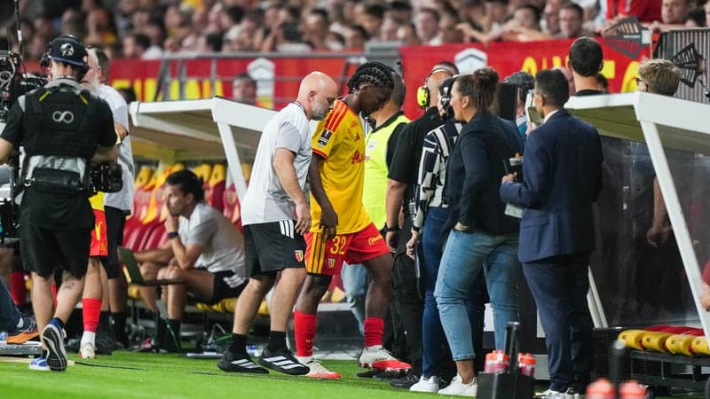 Lens-PSG: l'image cruelle de Kyllian Antonio, interdit d'entrée sur le terrain pour les célébrations du Trophée des champions