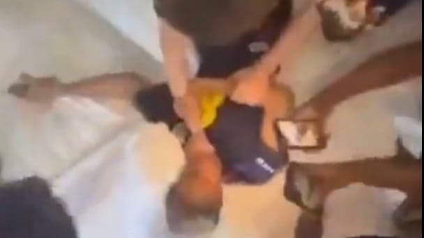 Coups, étranglements... une bagarre filmée entre deux joueurs de l'Angleterre U16 fait polémique