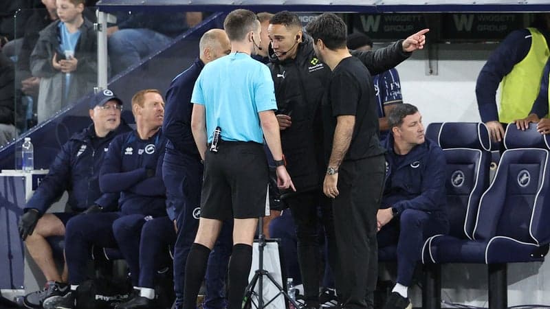 "Ça n'a fait que casser le rythme", le coach de Millwall agacé par l'arrêt du match après des chants racistes de ses supporters