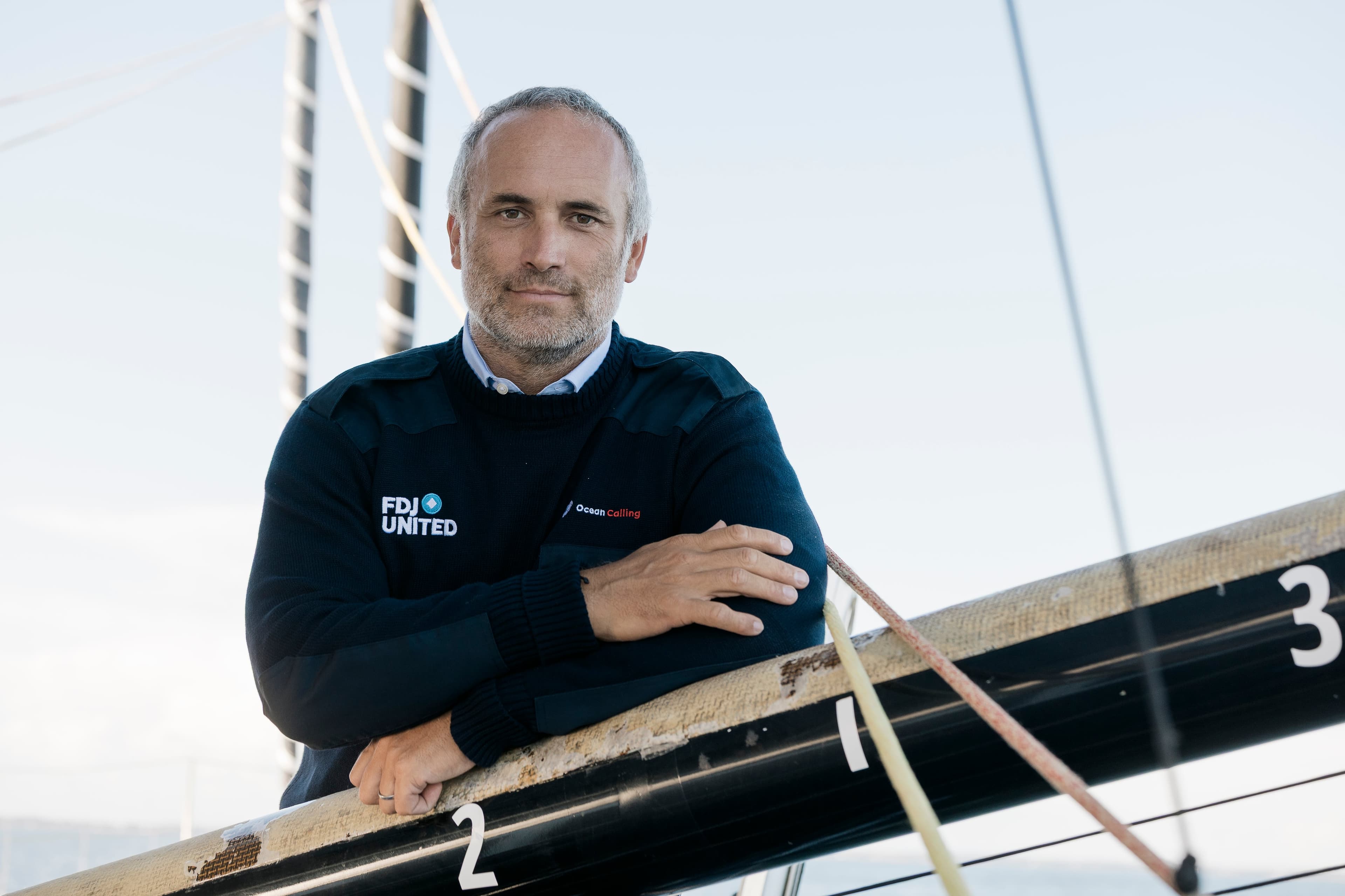 "C'est l'hubris qui m'a coulé" : le skipper Fabrice Amédéo raconte comment il s'est relevé après un naufrage