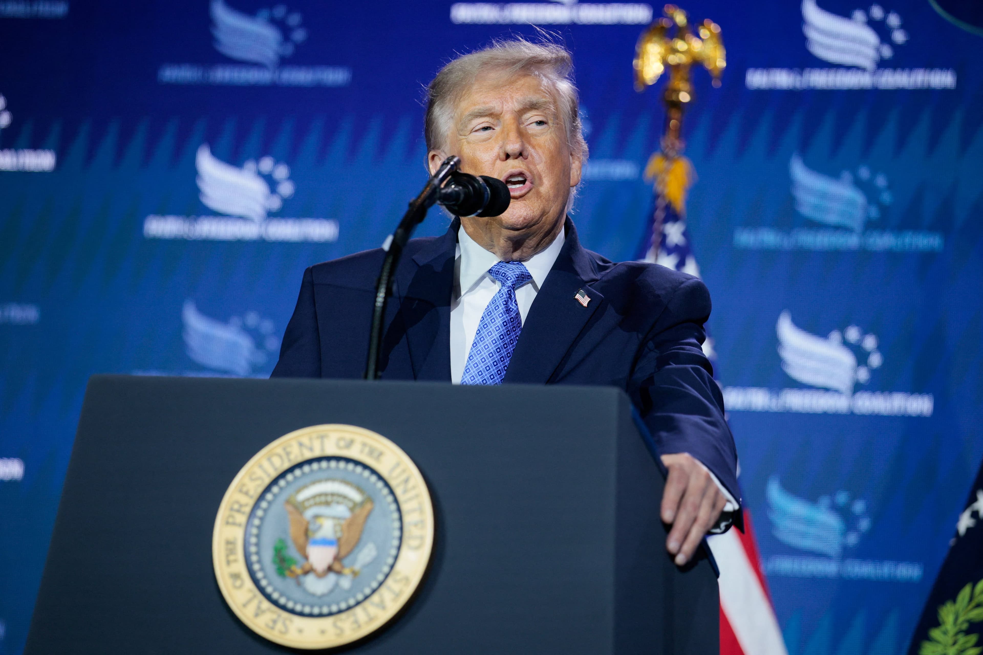 Le cessez-le-feu entre les Etats-Unis et l'Iran fragilisé par une reprise des frappes et des menaces