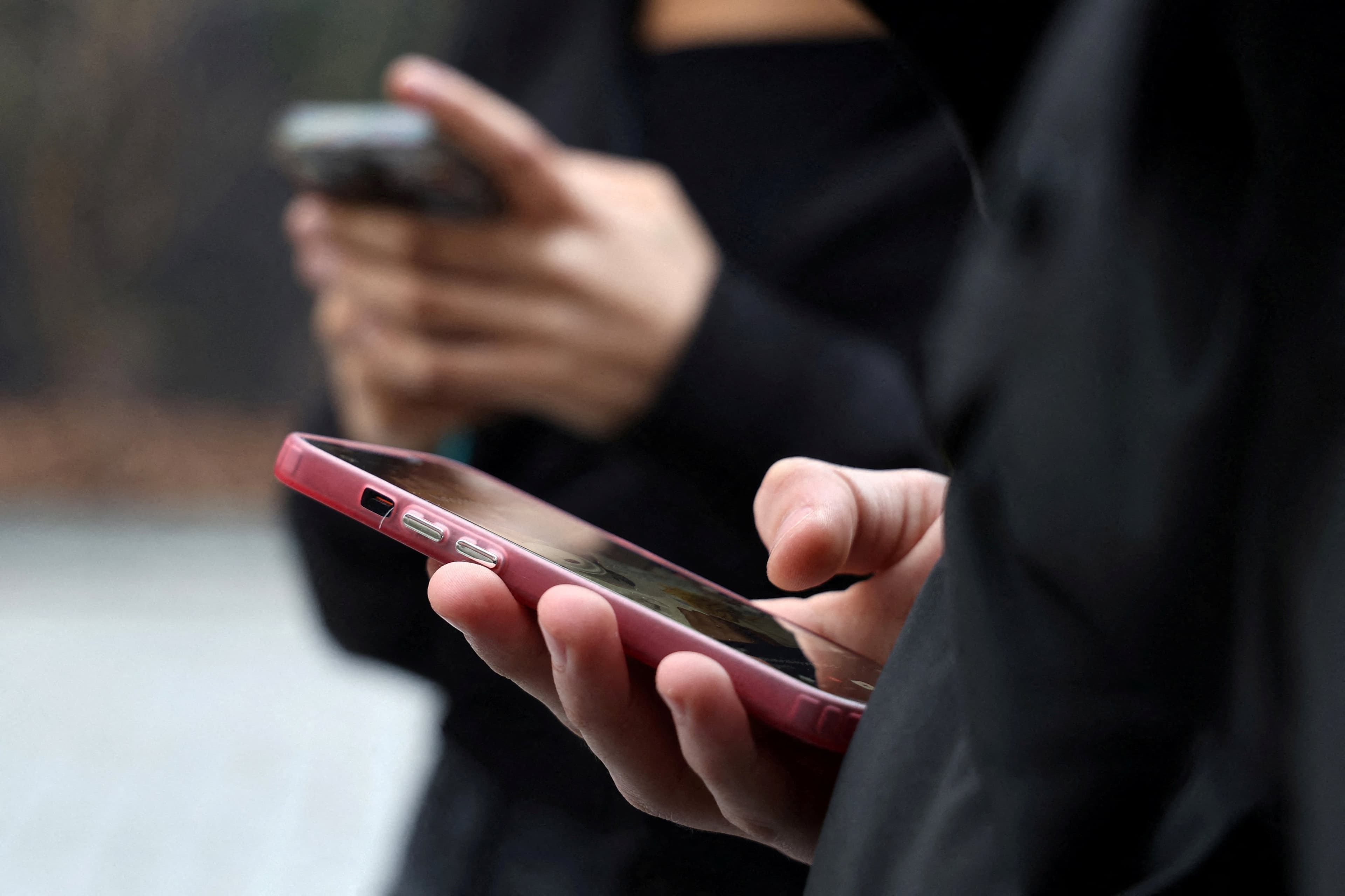 Réseaux sociaux : le Conseil constitutionnel censure l'interdiction aux moins de 15 ans